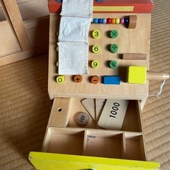 木のお家とレジの画像