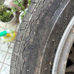 タイヤ3本の画像