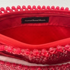 新品未使用 赤いビーズバッグの画像