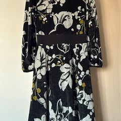 花柄長袖ひざ丈ワンピースの画像