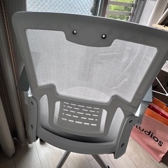 椅子 グレー メッシュ 通気性良好の画像