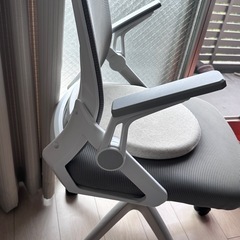 椅子 グレー メッシュ 通気性良好の画像