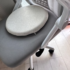 椅子 グレー メッシュ 通気性良好の画像