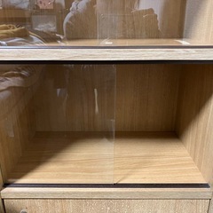 ガラス戸付き棚の画像