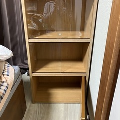 ガラス戸付き棚の画像