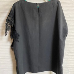 アシンメトリー　レース袖のトップス　　の画像
