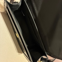 バッグ ショルダーバッグ チャーム付き ブラック ふわふわの画像