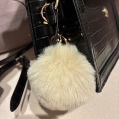 バッグ ショルダーバッグ チャーム付き ブラック ふわふわの画像