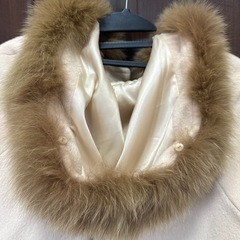 ベージュハーフコートの画像