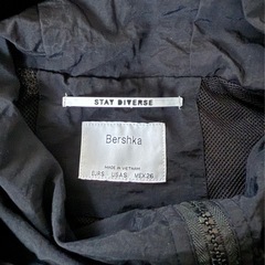 Bershka フード付きブラッククロップドジャケット　Sサイズの画像