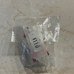 ともだちはくま🐻💕可愛い💟ストラップキーホルダーフィギュアマスコットすいんぐますこっと新品•未使用✨肌色•赤の画像