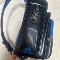adidas ランドセルの画像