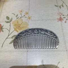 銀製の櫛の画像