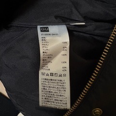 GU ジーユー　黒いフード付きキルティングジャンパーの画像