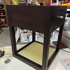 アイリスオーヤマ ナイトテーブル NT-A40 引出し1杯 ガラス天板 コンセント口2 サイドテーブル 中古品 ④の画像