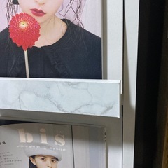 脚付きフラップ収納キャビネット 大理石リメイク の画像