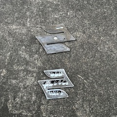 エブリィ64v 前後のエンブレムの画像