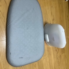 アイロンとアイロン台のセットの画像