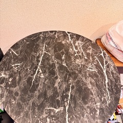 【急募】【10/30まで】大理石風丸テーブルの画像