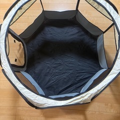 ペットサークル　グレーと黒　円形の画像