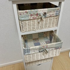 カントリー風　収納棚の画像