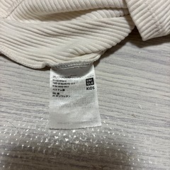【UNIQLO KIDS】リブハイネック 長袖Tシャツ アイボリー 平置き33cm 110サイズ相当の画像