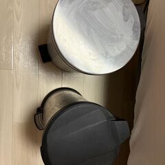 ステンレスゴミ箱二つの画像