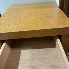 引き出し付きテーブルの画像