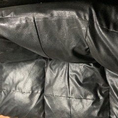 黒い2人掛けのソファーの画像