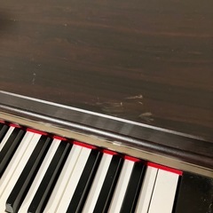 ピアノとイスの画像