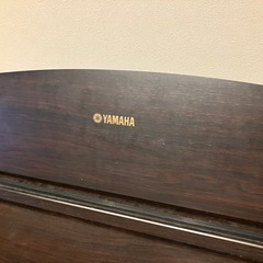 ピアノとイスの画像