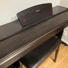 ピアノとイスの画像