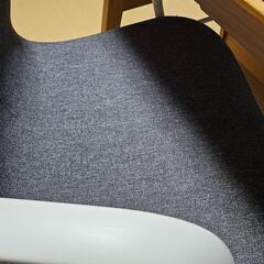 ニトリの学習机とIKEAの椅子の画像