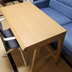 ニトリの学習机とIKEAの椅子の画像