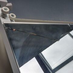 中古 割れあり 壁ミラー つっぱりタイプ ビジネスサイズ 横900mm × 縦2000mm （重量：20kg/1枚）鏡の販売.COM 札幌 北区の画像