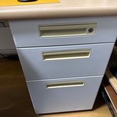 【無料】パソコンデスク（引き出し3段付き）お譲りします（稲城市長峰）の画像