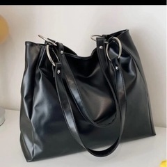 レザー ショルダーバッグ ブラック 黒 シンプル カジュアルの画像