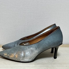 Madrasのブルーグレーの箔加工パンプスの画像