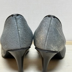 Madrasのブルーグレーの箔加工パンプスの画像