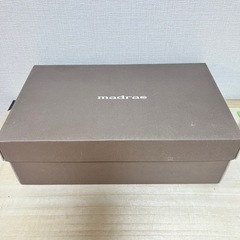 Madrasのブルーグレーの箔加工パンプスの画像