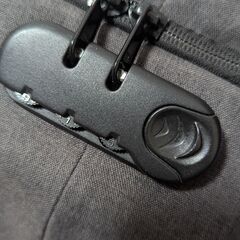 小物を素早く取り出せる多機能防水リュックの画像