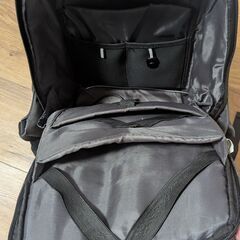 小物を素早く取り出せる多機能防水リュックの画像