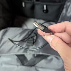 小物を素早く取り出せる多機能防水リュックの画像