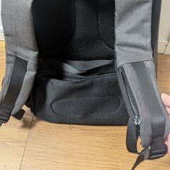 小物を素早く取り出せる多機能防水リュックの画像