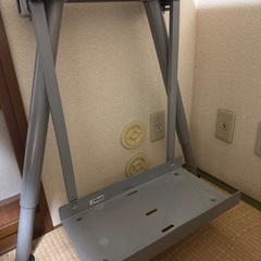 見た目もオシャレで大きめの机で使い勝手抜群！の画像