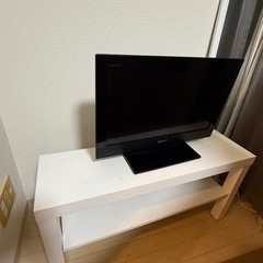 ベッド、テレビ、テレビ台、テーブル、鏡、一式の画像