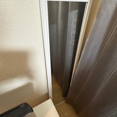 ベッド、テレビ、テレビ台、テーブル、鏡、一式の画像