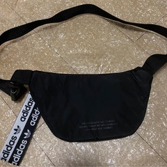 adidas ボディーバッグ　黒の画像