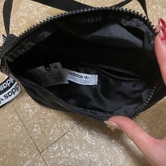 adidas ボディーバッグ　黒の画像