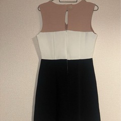 ピンキーアンドダイアンノースリーブドレスの画像